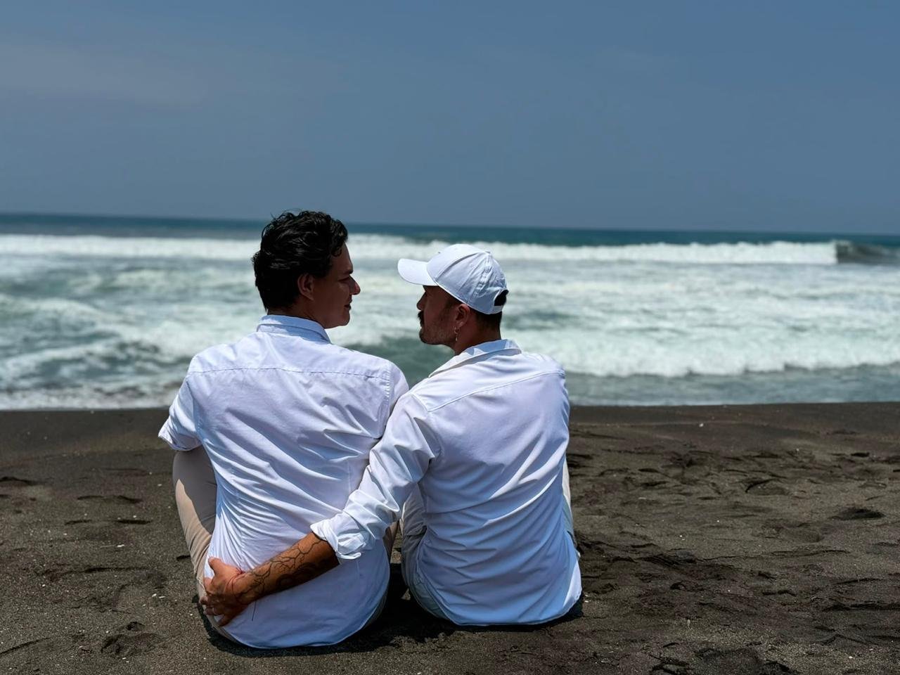 Silvino y Ángel juntos al atardecer